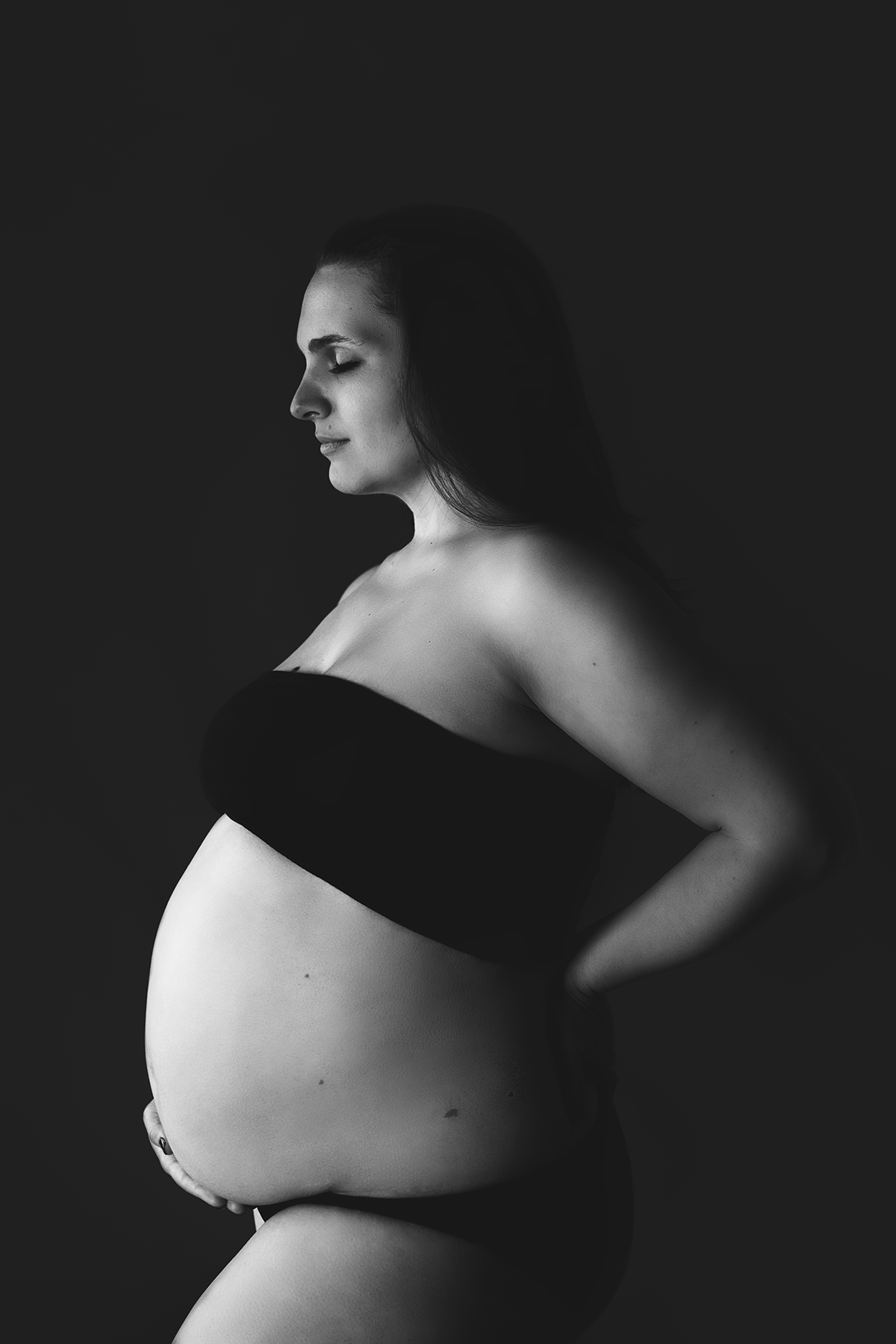 black & white maternity boudoir