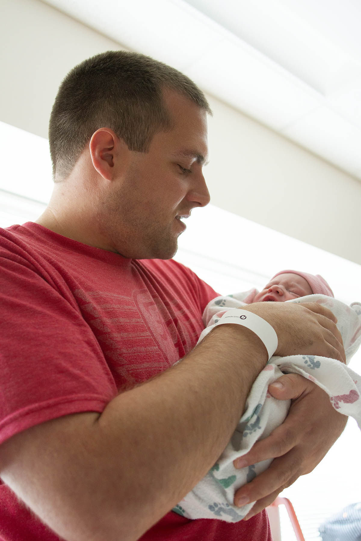 Dad and newborn fresh 48 maple grove hospital